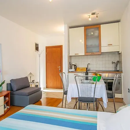Apartment Irena 33048